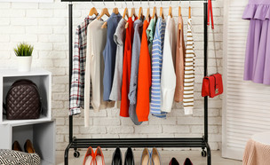 מכירת בגדים ביתית (צילום: By Dafna A.meron, shutterstock)