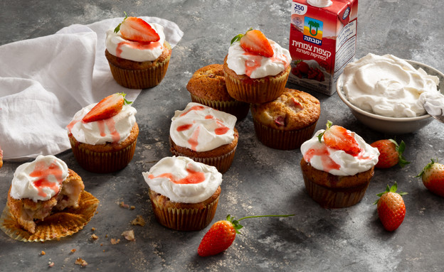 מאפינס תותים וקצפת