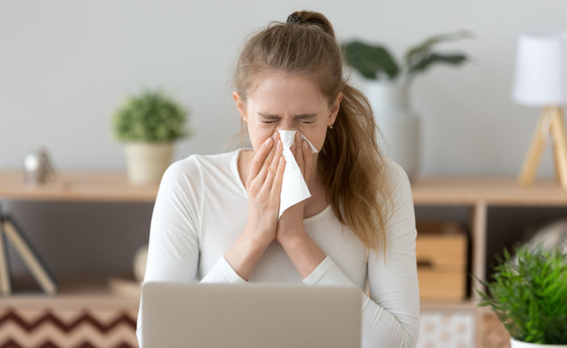 אישה מתעטשת (צילום: shutterstock)