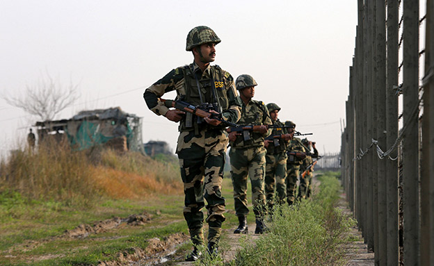 עיבוי הכוחות בגבול הודו-פקיסטן (צילום: רויטרס, חדשות)