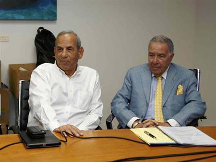 פרנקל (משמאל). בלב הסערה (אלן שיבר) פרנקל (משמאל). בלב הסערה (אלן שיבר)