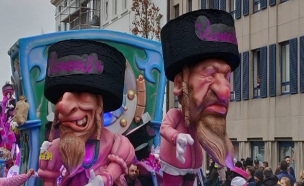 בובות אנטישמיות במצעד בבלגיה, היום (צילום: חדשות)