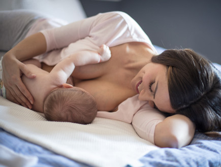 אמא מניקה תינוק (אילוסטרציה: By Dafna A.meron, shutterstock)