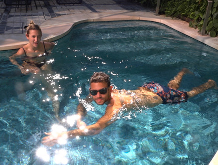 רומי ומיכאל מצטננים בבריכה (צילום: מתוך 