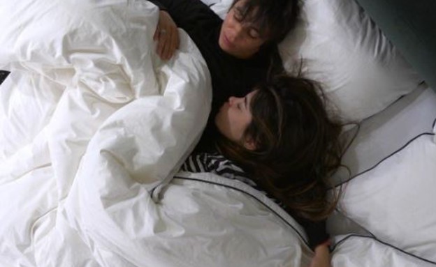 סיגל והודיה מתכרבלות מתוך שינה (צילום: מתוך 