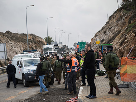 זירת הפיגוע בגבעת אסף (צילום: הדס פארוש / פלאש 90, חדשות)