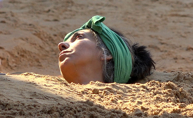 לימור קבורה בחול (צילום: מתוך 