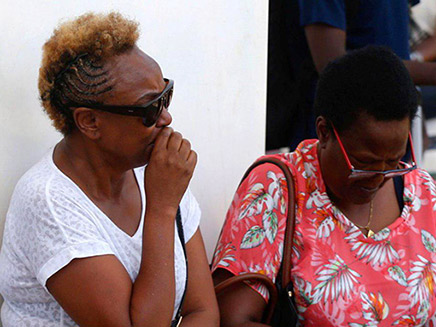 נשים מודאגות מהתרסקות המטוס (צילום: Sky news, חדשות)