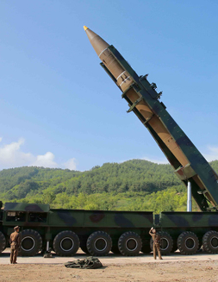 "צפון קוריאה נערכת לשיגור טיל" (צילום: רויטרס, חדשות)
