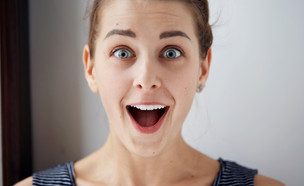 אישה צעירה מופתעת (צילום:  WAYHOME studio, shutterstock)
