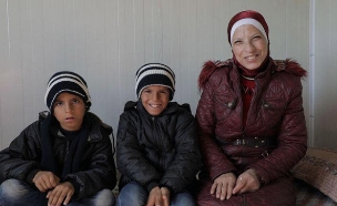 ראשה ושני בניה במחנה פליטים בסוריה (צילום: sky news, חדשות)