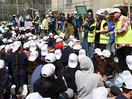 התלמידים תרגלו תרחיש צונאמי (צילום: שי פיירשטיין, חדשות)