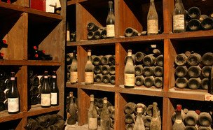 אוסף יינות (צילום: shutterstock | Patricia Hofmeester)