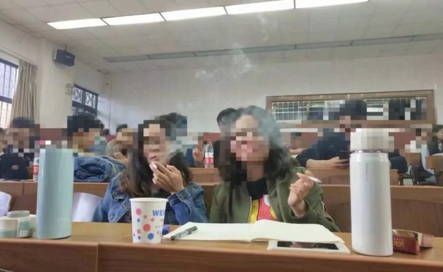 סטודנטים מעשנים בכיתה - כחלק מדרישות הקורס (צילום: צילום מסך מתוך Weibo)