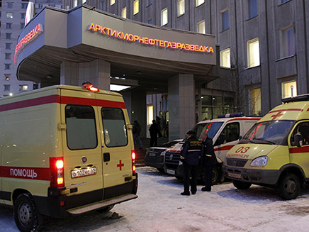 אמבולנס מפנה תאונת דרכים ברוסיה‎ (צילום: רויטרס, חדשות)
