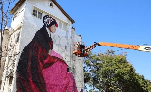 ציורי ענק על בנייני מגורים באשקלון (צילום: סיון מטודי, חדשות)