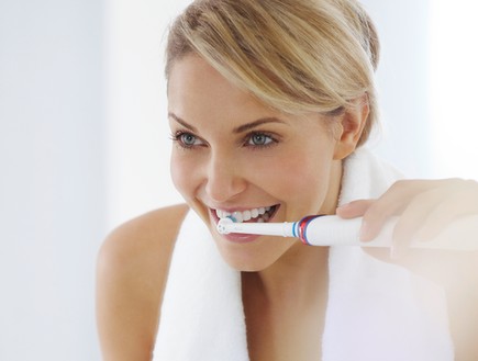 מצחצחת שיניים עם Oral-B Genius (צילום: יח