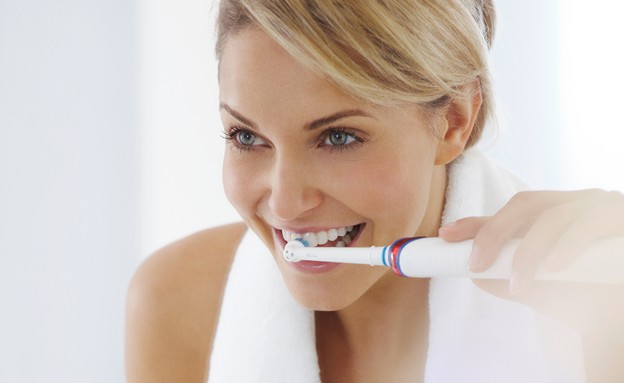 מצחצחת שיניים עם Oral-B Genius (צילום: יח"צ Oral-B)