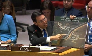 השגריר מציג במועצה מנהרת טרור, ארכיון (צילום: מתוך חשבון הטוויטר של דנון, חדשות)