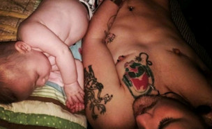 גבר טרנסג’דר ילד את בנו הבכור (צילום: מתוך instagram)