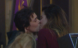 נשיקה בין סיגל להודיה  (צילום: מתוך "2025", שידורי קשת)