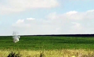 רגע הניטרול של בלון הנפץ שנחת בשער הנגב (צילום: ביטחון שער הנגב‎, חדשות)