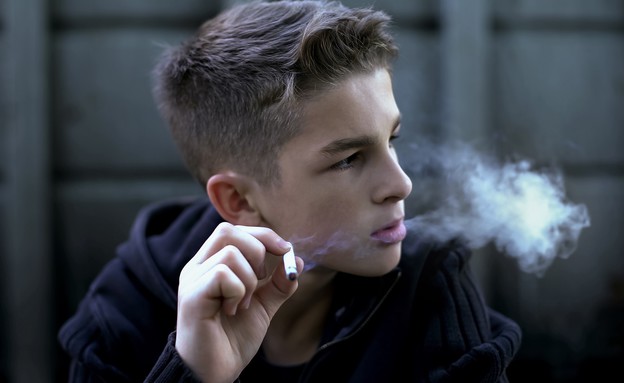 ילד מעשן (אילוסטרציה: MotortionFilms, Shutterstock)