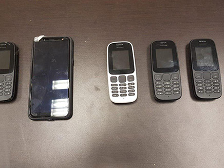 טלפונים שהוברחו לכלא (ארכיון) (צילום: דוברות שב