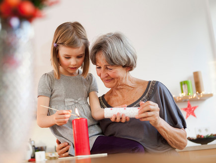 סבתא ונכדה (צילום: shutterstock By Cultura Motion)