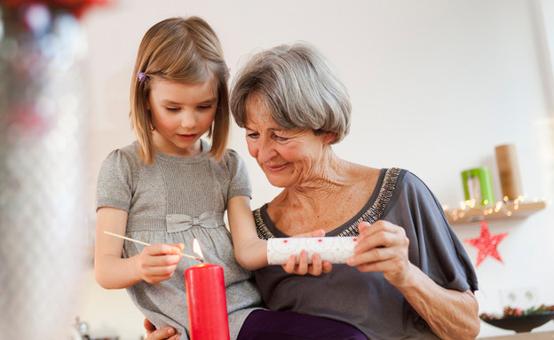 סבתא ונכדה (צילום: shutterstock By Cultura Motion)