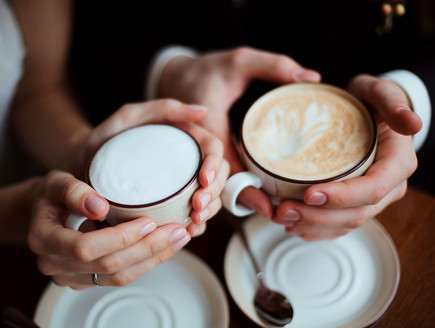 ידיים מחזיקות קפה (צילום:  Siberian spring, shutterstock)