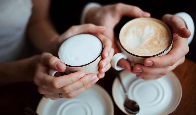 ידיים מחזיקות קפה (צילום:  Siberian spring, shutterstock)