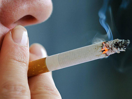 הבדיקה מיועדת למעשנים כבדים אך עלולה לעו (צילום: SKY NEWS, חדשות)