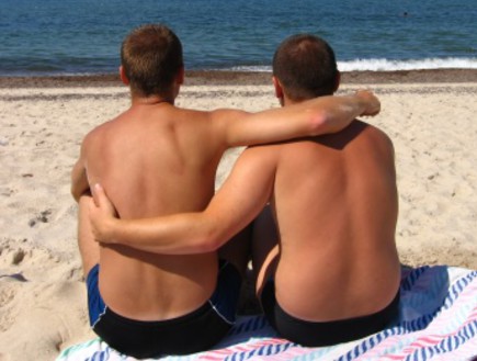 בחורים מתחבקים על החוף (צילום: אימג'בנק / Thinkstock)