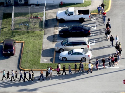 התלמידים מובלים מתוך בית הספר, (ארכיון) (צילום: AP, חדשות)