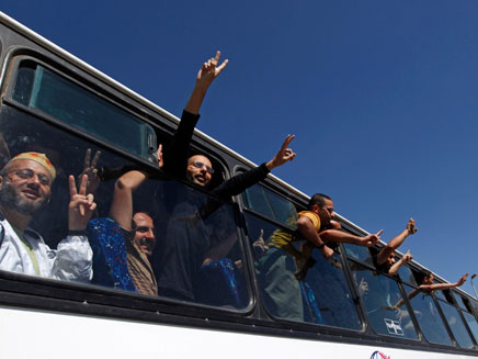 אסרים פלסטינים משוחררים (צילום: AP, חדשות)