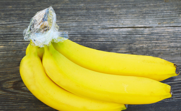 אשכול בננות עטוף בניילון נצמד (צילום: PosiNote / Shutterstock)