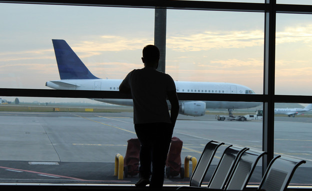 איש בשדה תעופה (צילום: shutterstock | Pencil case)