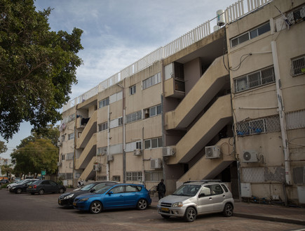 View of old apartment buildings in the city of Yavne, in central I (צילום: Hadas ParushFlash)