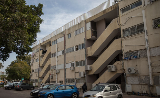 View of old apartment buildings in the city of Yavne, in central I (צילום: Hadas ParushFlash)