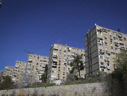 View of old apartment buildings in the Kiryat Yovel neighborhood o (צילום: Yaakov Lederman Flash90)