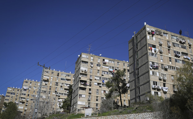 View of old apartment buildings in the Kiryat Yovel neighborhood o (צילום: Yaakov Lederman Flash90)