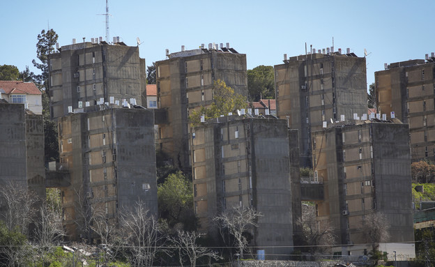 View of old apartment buildings in the Kiryat Yovel neighborhood o (צילום: Yaakov Lederman Flash90)