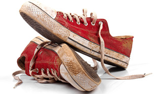 נעליים מלוכלכות (צילום: By ronstik/ shutterstock)