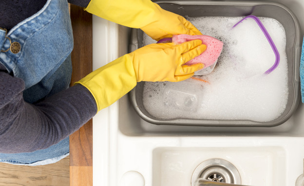 שטיפת כלים (צילום: photographyfirm / Shutterstock)