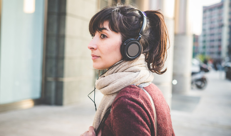 אוזניות, אישה (צילום: Shutterstock/Eugenio Marongiu)