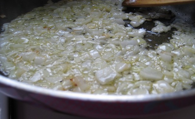 טיגון הבצל. ומה אם נגיד לכם שזה יכול לקחת חצי מהזמ