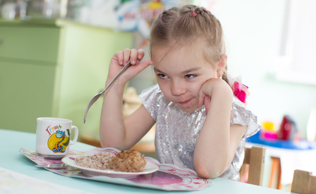 ילדה אוכלת ארוחת צהריים בגן ילדים (אילוסטרציה: By Dafna A.meron, shutterstock)