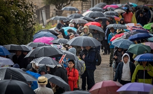 גשם, מטריה בירושלים (צילום: יונתן זינדל, פלאש 90, חדשות)