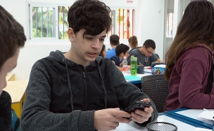 שיטת הלימוד שמכניסה את הטלפונים החכמים לכיתה (צילום: החדשות)
